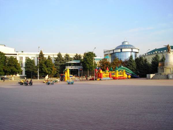 Детские аттракционы на Центральной площади