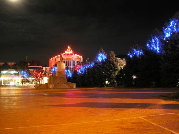 Ночью на центральной площади...