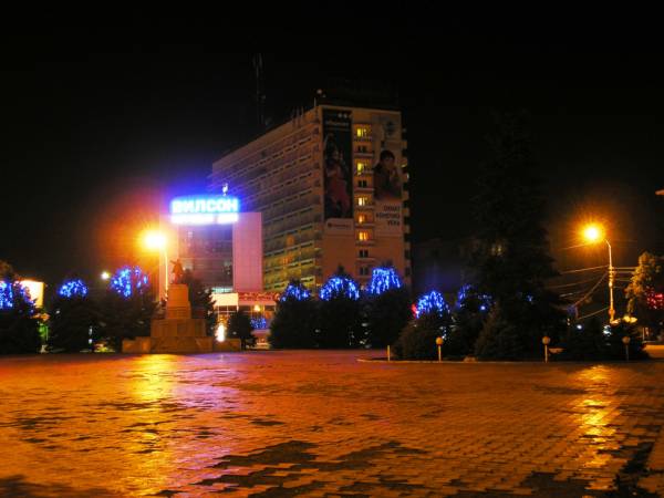Ночью на центральной площади... Чуть поодаль - ТЦ ВИЛСОН