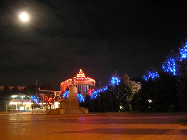 Ночью на центральной площади... И ярко светит Луна...
