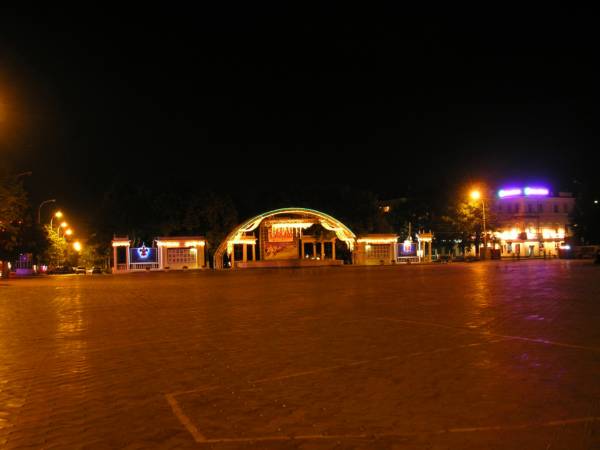 Ночной вид на центральную площадь