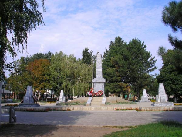 Памятник погибшим в парке 30-летия Победы
