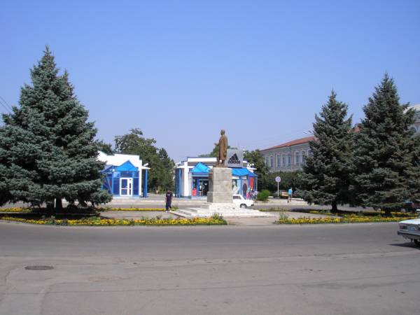 Памятник С.М.Кирову на пересечении улиц Кирова и Розы Люксембург