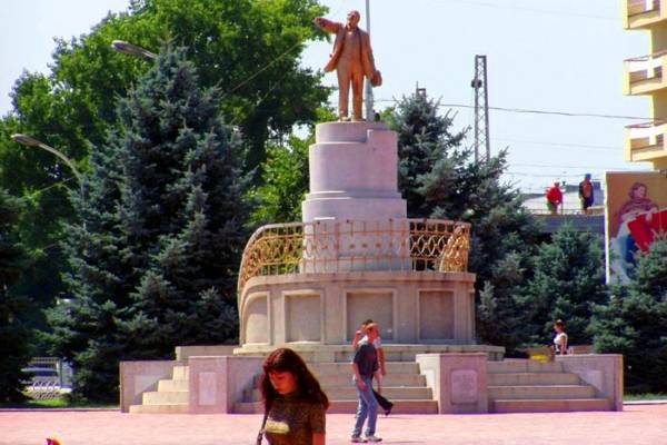 Памятник В.И.Ленину на центральной площади
