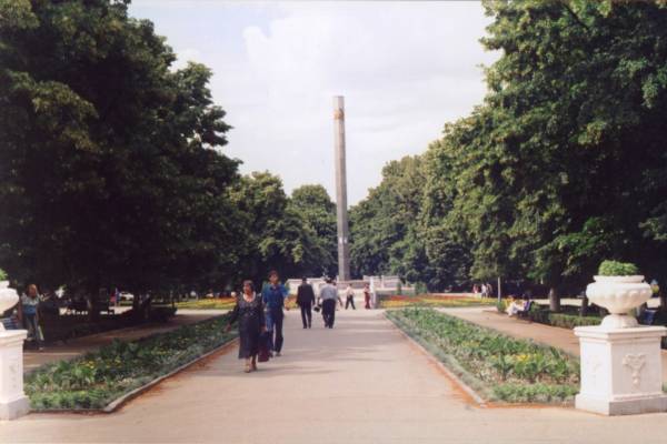 Памятник в сквере 50-летия Октября в народе называют СПИЧКА или МЕЧТА ИМПОТЕНТА
