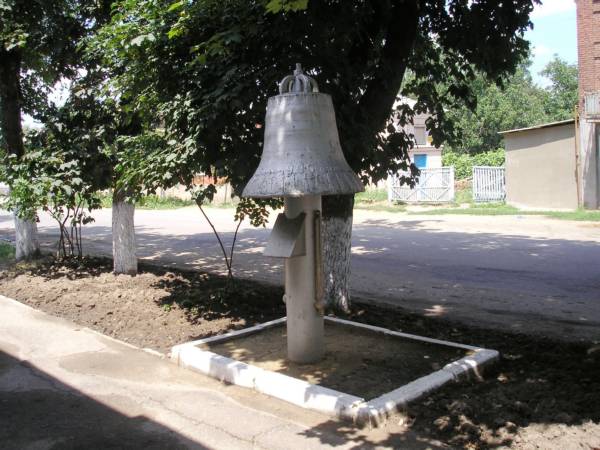 Памятник возле Краеведческого музея