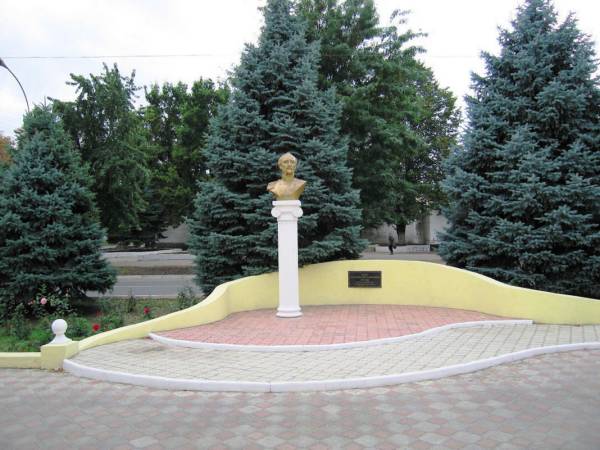 Памятник Зассу возле входа в здание Казачества