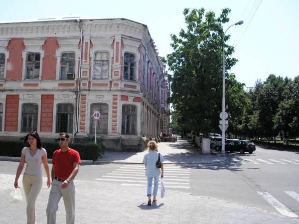 Пересечение улиц Кирова и Комсомольская. Слева - здание,где обитают ВОЕННЫЕ