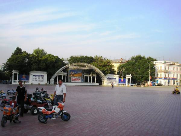 Прокат детских автомобилей и мотоциклов на Центральной площади