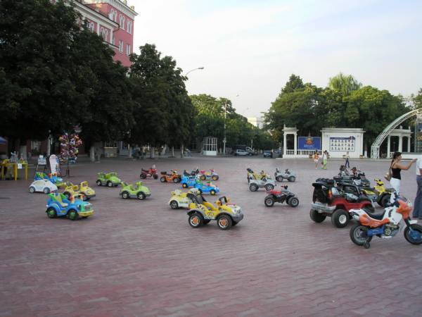 Прокат детских автомобилей и мотоциклов на Центральной площади_1