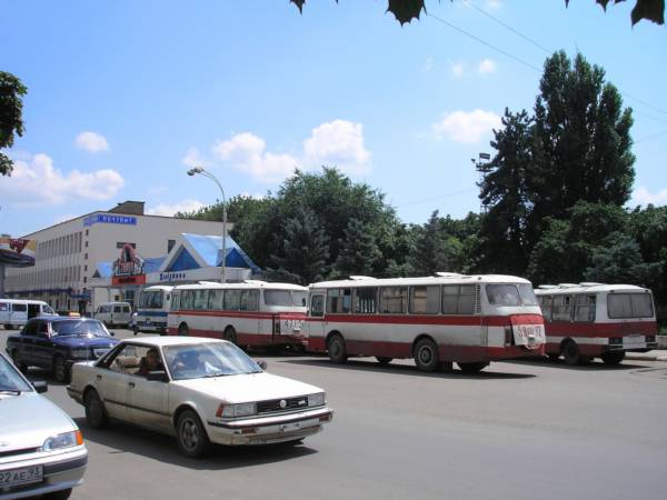 Стоянка автобусов возле 1-го Вокзала