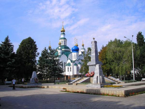 Свято-Никольская церковь и памятник в парке 30-летия Победы