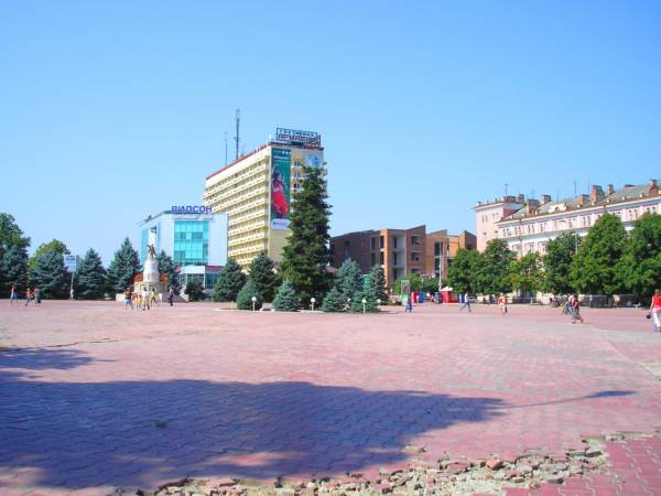Центральная площадь. На заднем плане гостиница АРМАВИР и ТЦ ВИЛСОН_1