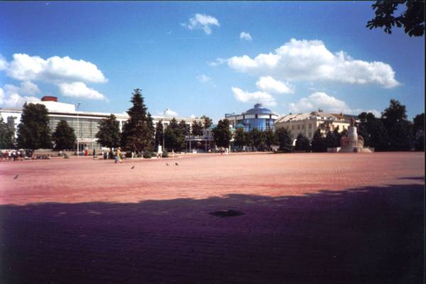 Центральная площадь. Слева - ГДК,кафе Артика и фотоцентр Кодак-2