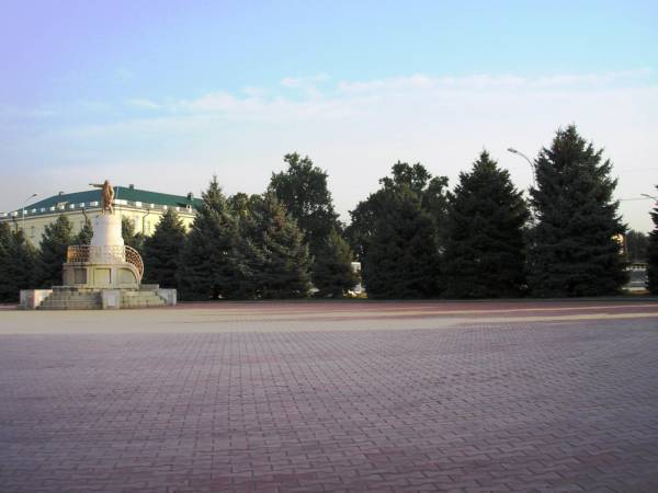 Центральная площадь. Слева - памятник В.И.Ленину