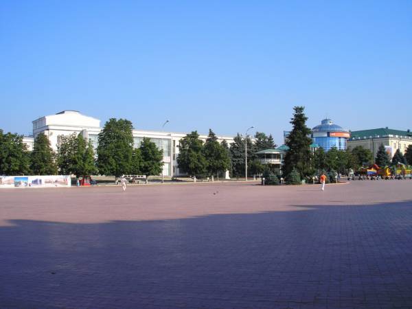 Центральная площадь. Слева-ГДК, справа - живая ёлка, фотоцентр КОДАК и т.д.