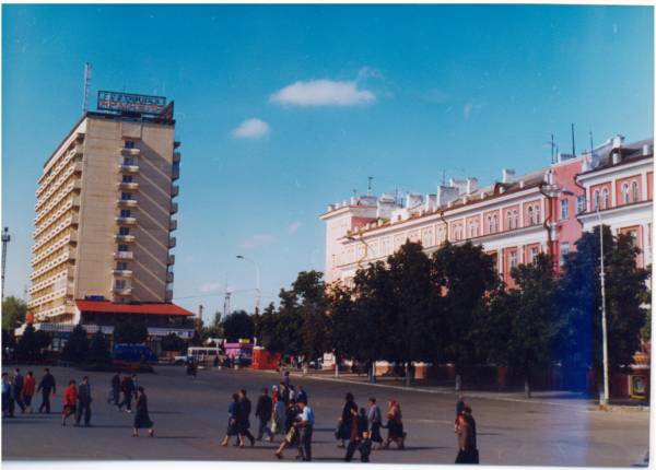 Центральная площадь.Слева - гостиница Армавир,справа - универмаг Центральный