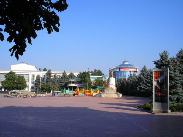 Центральная площадь - На заднем плане - дедушка Ленин
