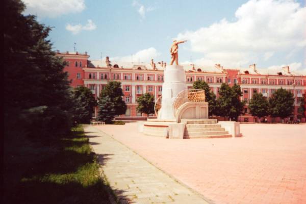 Товарищ Ленин стоит на центральной площади_2