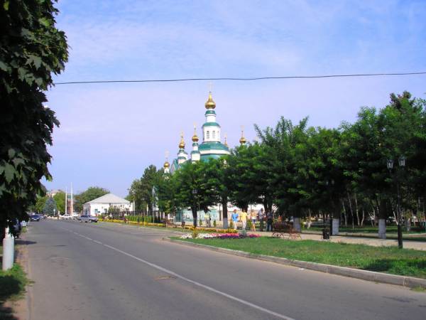 Улица Комсомольская. На заднем плане - Свято-Никольская церковь