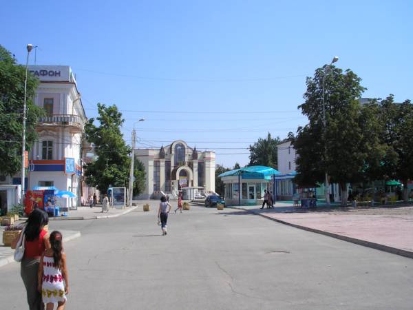 Улица Ленина у Центральной площади.Чуть поодаль - РК ДОСУГ