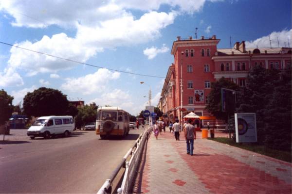 Улица Мира с расположенным на ней универмагом Центральный