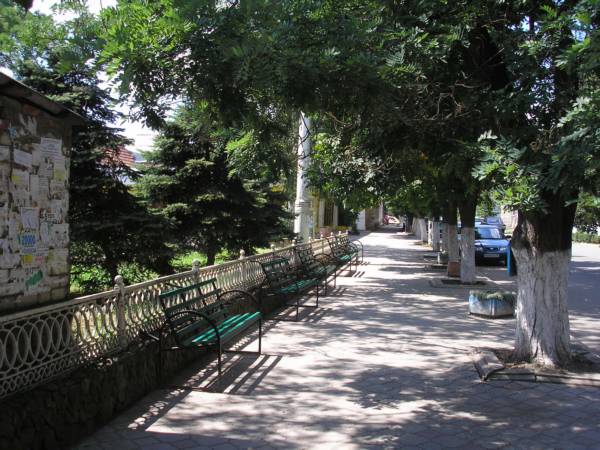 Улица Мира возле троллейбусной остановки ВОКЗАЛ-1