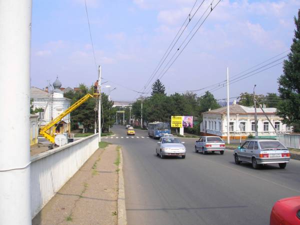 Урицкий мост спускается вниз, к улице Розы Люксембург