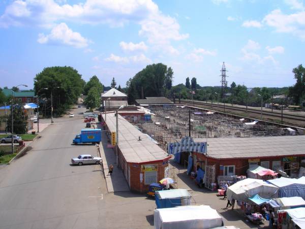 Вещевой рынок Армавира, расположенный на улице Мира за Урицким мостом