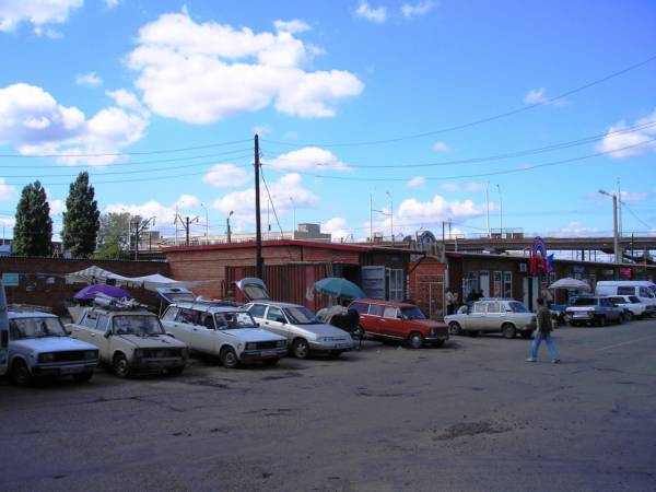 Вещевой рынок на улице Мира. Справа - Урицкий мост