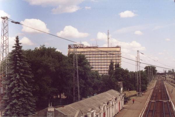 Вид на гостиницу Армавир с мостика через железную дорогу на первом вокзале