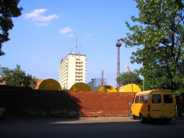 Вид на гостиницу АРМАВИР с улицы Железнодорожной