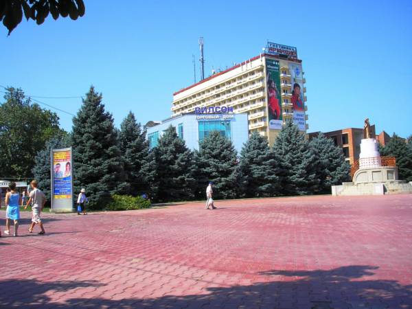 Вид на центральную площадь и гостиницу АРМАВИР. Справа памятник В.И. Ленину