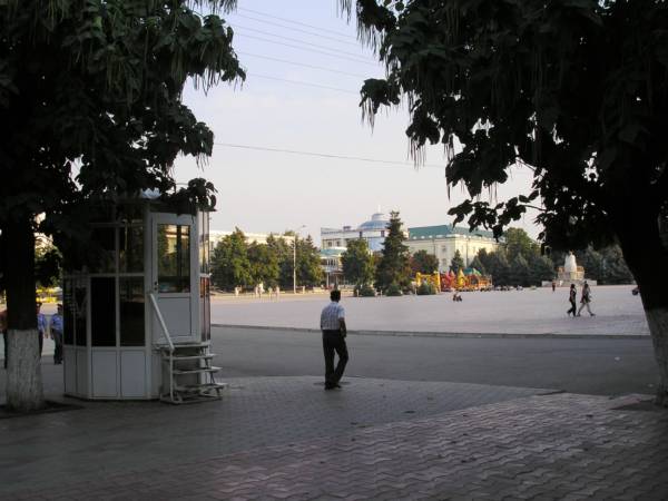 Вид от сквера 50-летия Октября на Центральную площадь. Слева - ментовской СТАКАН