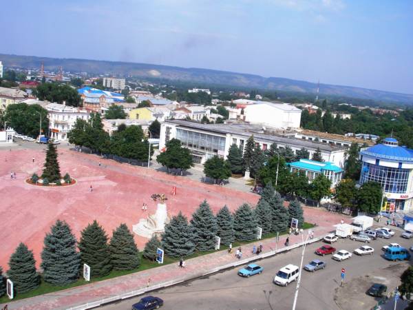 Вид с гостиницы Армавир на Центральную площадь и на фотоцентр Кодак
