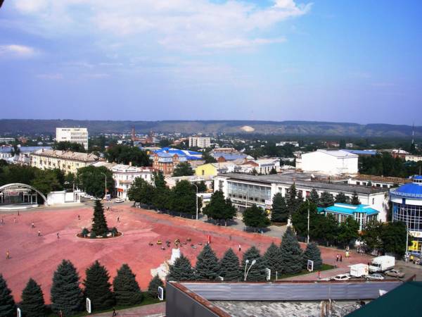 Вид с гостиницы Армавир на Центральную площадь и на ГДК