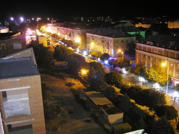 Вид с гостиницы Армавир на улицу Мира ночью