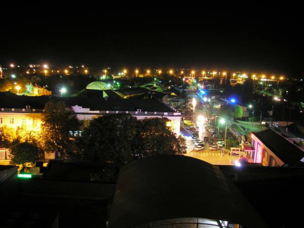 Вид с гостиницы Армавир на улицу Мира в сторону Линий ночью