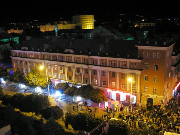 Вид с гостиницы Армавир на универмаг МОСКОВСКИЙ ночью