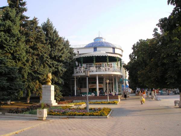 Возле ГДК...Слева - памятник А.С.Пушкину,прямо - кафе АРТИКА и фотоцентр КОДАК