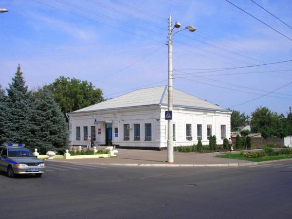 Здание Казачества на пересечении улиц Комсомольской и Карла Маркса