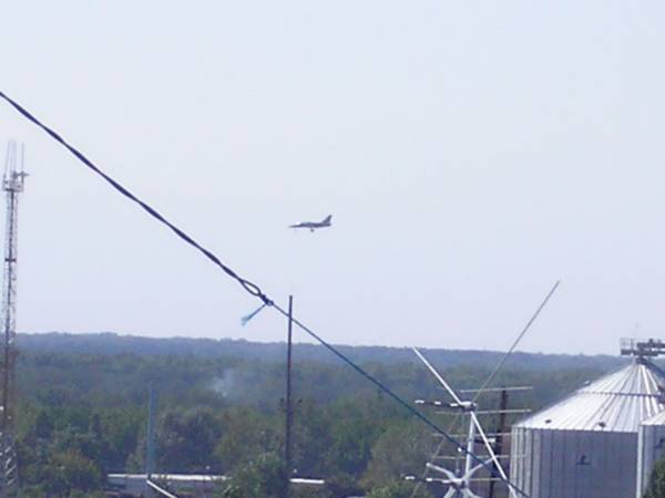 Учебный самолёт идёт на посадку на военный аэродром (В районе Военного городка)