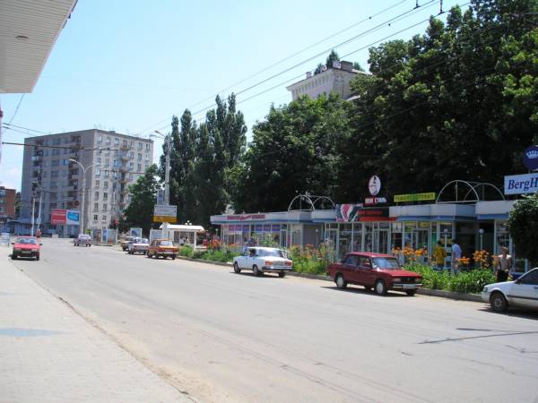Улица Новороссийская в сторону перекрестка
