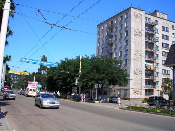 Улица Советской Арими.Справа - общежитие