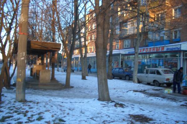 Вид на бывший магазин (Кубарус-Молоко),а ныне - Народный