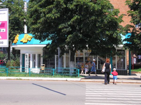 Вид на магазин АРИАНЖ с противоположной стороны Новороссийской
