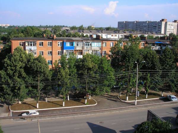 Вид с Бориного дома на 5-ти этажку, в которой расположен  супермаркет ЭКОНОМ