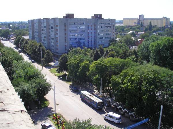 Вид с общаги на улицу Советской Армии и Хлебогородок