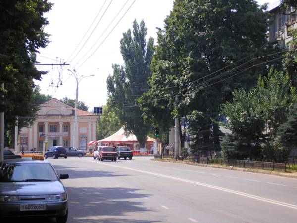 Вид в сторону кинотеатра Родина с улицы Советской Армии