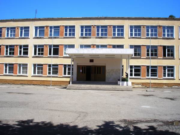 Гимназия №1, расположенная недалеко от улицы Азовской
